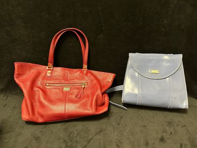 deux sacs à main sont posés l'un à côté de l'autre sur un canapé