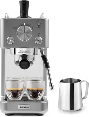 Machine à expresso Brevillelle avec deux tasses et un pichet