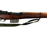 un vieux fusil avec un canon en bois sur fond blanc