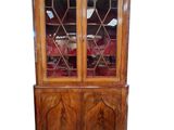 une photo d'une armoire en bois surmontée de portes vitrées