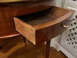 une table en bois avec un tiroir en dessous, posée sur un parquet en bois massif