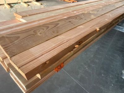 plusieurs pièces de bois sont empilées les unes sur les autres