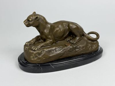 statue en bronze représentant une panthère posée sur un rocher, sur fond blanc