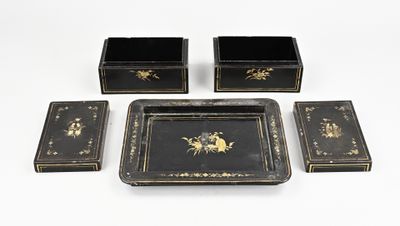 quatre objets noirs et dorés sur la photo