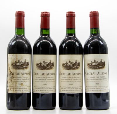 trois bouteilles de vin rouge sont alignées sur une surface blanche