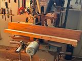 une photo d'un établi dans un atelier, avec des outils accrochés au mur