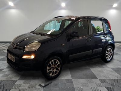 la photo d'une petite voiture noire sur un sol en damier