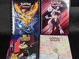 deux boîtiers de DVD avec des jaquettes des films Pokémon sur fond noir