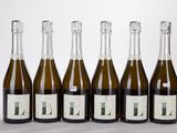 six bouteilles de vin sont alignées sur une table