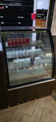 une vitrine réfrigérée contenant des sodas
