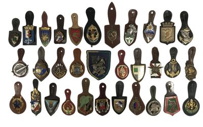 de nombreux types de badges différents sur fond blanc