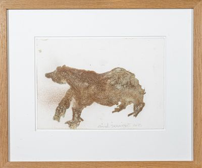 peinture représentant un ours dans un cadre en bois sur fond blanc