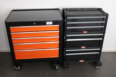 deux commodes noires et orange posées sur un parquet en bois massif