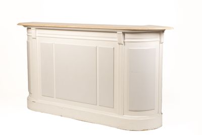 Réception en bois laqué blanc et staff.