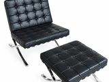 fauteuil et pouf en cuir noir sur fond blanc