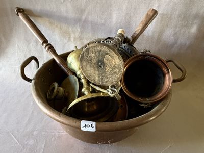 un saladier en métal rempli de différents types de casseroles et de poêles