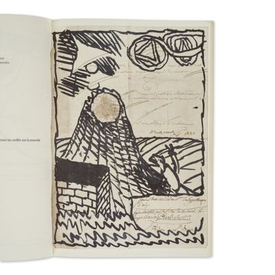 un livre ouvert dont la couverture est ornée d'un dessin représentant un oiseau