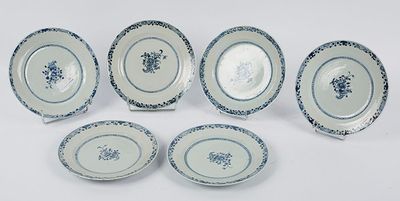 six assiettes en porcelaine bleue et blanche ornées de motifs floraux