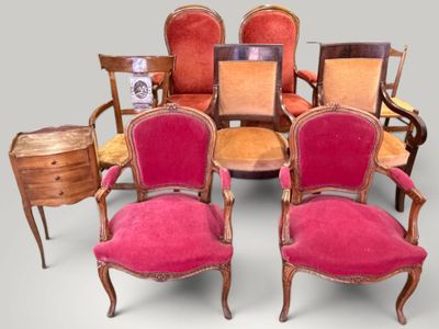 several chairs and a table are arranged in a circle