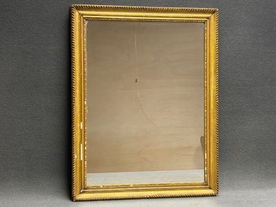 Miroir cadre bois et stuc doré.