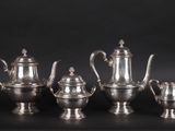 un ensemble de théières et de cafetières en argent sur fond noir