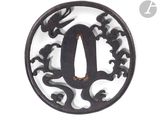une image représentant un tsubai en fer noir orné d'un dragon