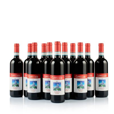 six bouteilles de vin rouge alignées sur une surface blanche