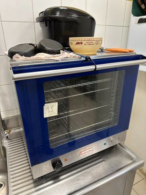 un four bleu posé sur un plan de travail dans une cuisine