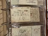 un livre sur lequel figurent tout un tas de vieilles lettres