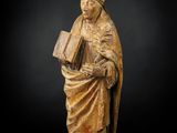 une statue sculptée représentant un homme tenant un livre