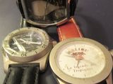 Plusieurs montres sont posées sur une table, à côté d'un verre d'eau