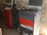 deux machines installées dans une pièce