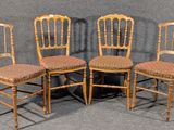 trois chaises en bois placées les unes à côté des autres sur une surface grise