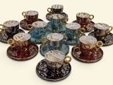 de nombreuses tasses et soucoupes disposées en cercle