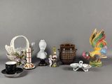un grand nombre de figurines posées sur une table