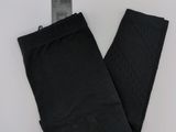 un legging noir posé sur une surface blanche