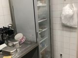une image d'une cuisine avec un réfrigérateur et un comptoir