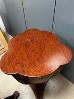 Paire de tables de chevets en placage de noyer à pieds torse… (photo 5)