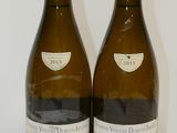 deux bouteilles de vin posées l'une à côté de l'autre sur une table