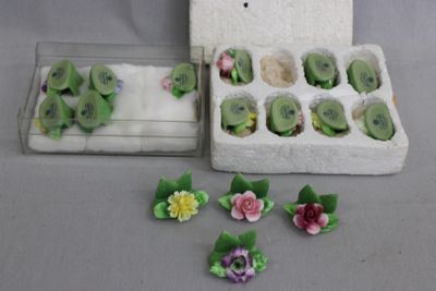 une corbeille de kiwis et de fleurs posée sur une table