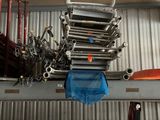 de nombreuses clés et autres outils posés sur une étagère dans un garage