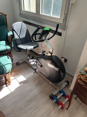 une pièce dans laquelle se trouvent une chaise, un vélo et une chaise