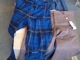 une pile de vêtements posée sur une palette dans un entrepôt