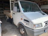 un camion blanc garé dans un garage