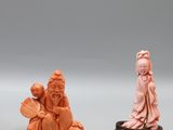 trois figurines chinoises sculptées représentant une femme et un homme