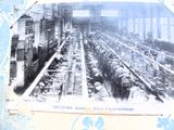 une vieille photo d'une usine où des ouvriers travaillent sur des machines