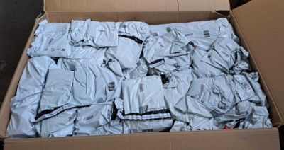 une boîte en carton remplie d'un grand nombre de vêtements