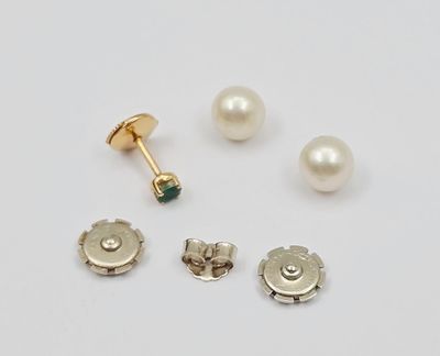 trois paires de boucles d'oreilles à clous en perles et or sur un fond blanc