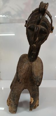 NOUVELLE GUINEE Une statuette femme en masque d'épaule patin…