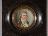 portrait d'un homme vêtu d'un manteau marron et d'une écharpe blanche